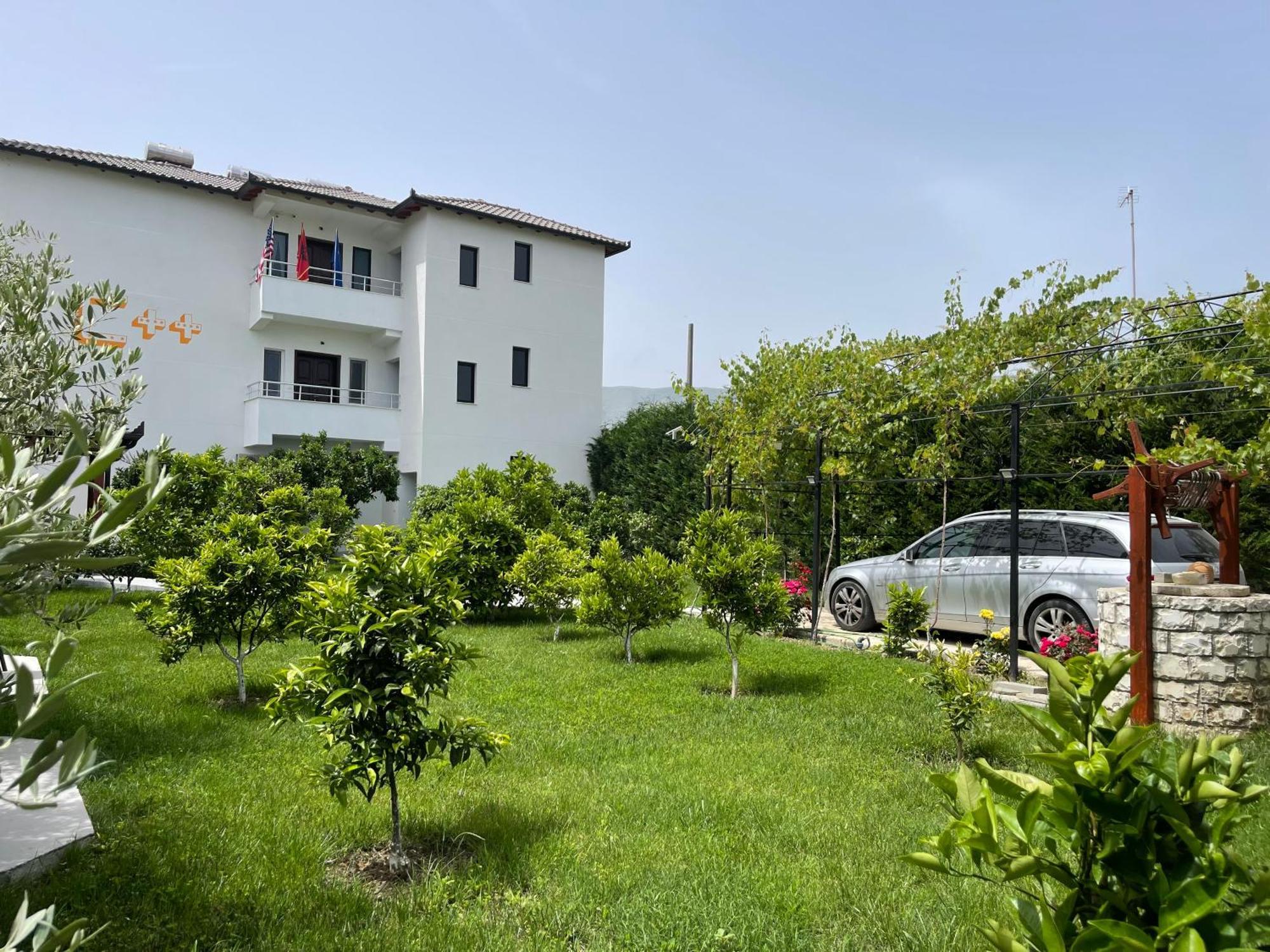 Hotel Vila C Plus Plus Berat Luaran gambar